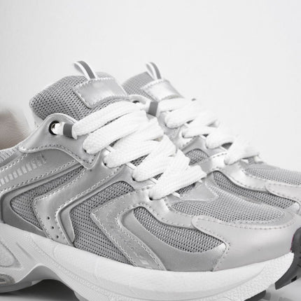 Tenis plateados con plataforma y detalles