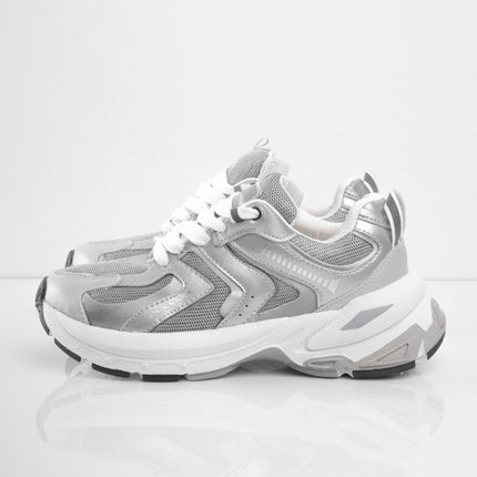 Tenis plateados con plataforma y detalles