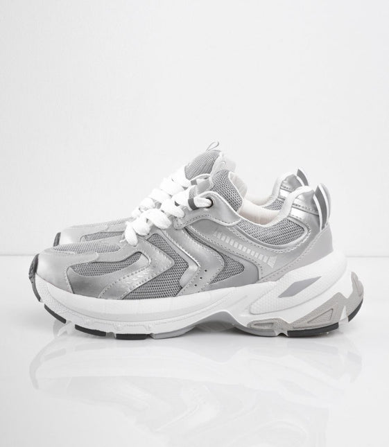 Tenis plateados con plataforma y detalles