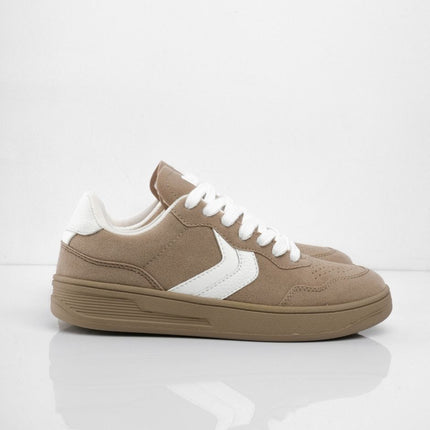 Tenis taupe con lateral blanco