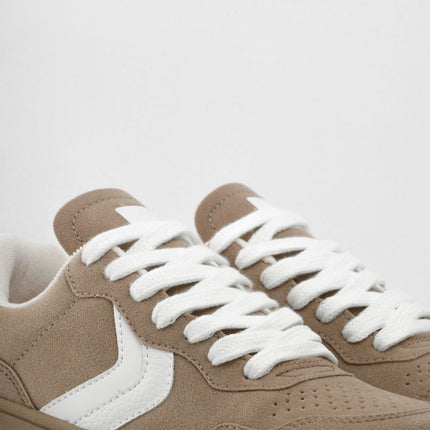 Tenis taupe con lateral blanco