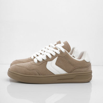 Tenis taupe con lateral blanco
