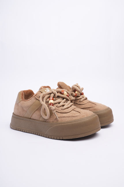 Tenis taupe con líneas y plataforma