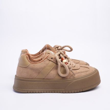 Tenis taupe con líneas y plataforma