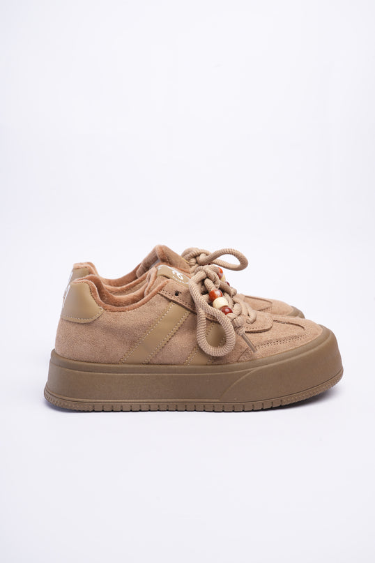 Tenis taupe con líneas y plataforma