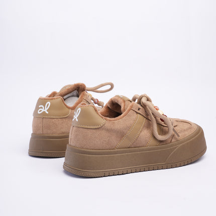 Tenis taupe con líneas y plataforma