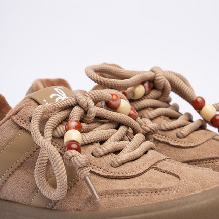 Tenis taupe con líneas y plataforma