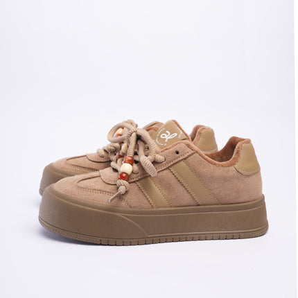 Tenis taupe con líneas y plataforma
