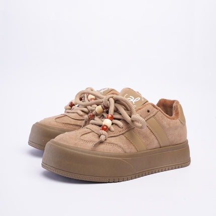 Tenis taupe con líneas y plataforma
