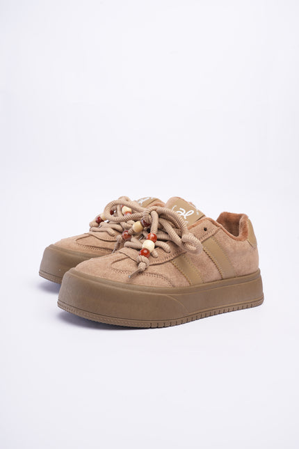 Tenis taupe con líneas y plataforma