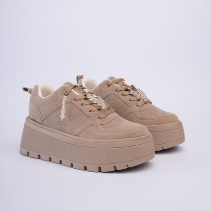 Tenis taupe con plataforma y accesorios