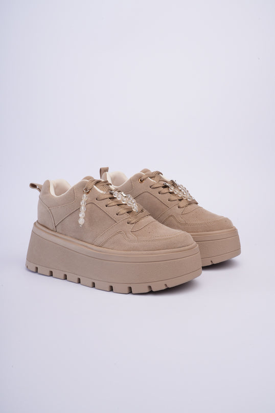 Tenis taupe con plataforma y accesorios