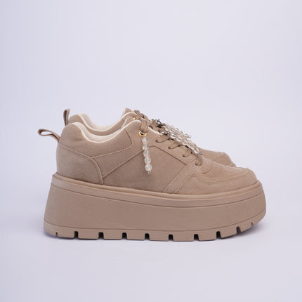 Tenis taupe con plataforma y accesorios
