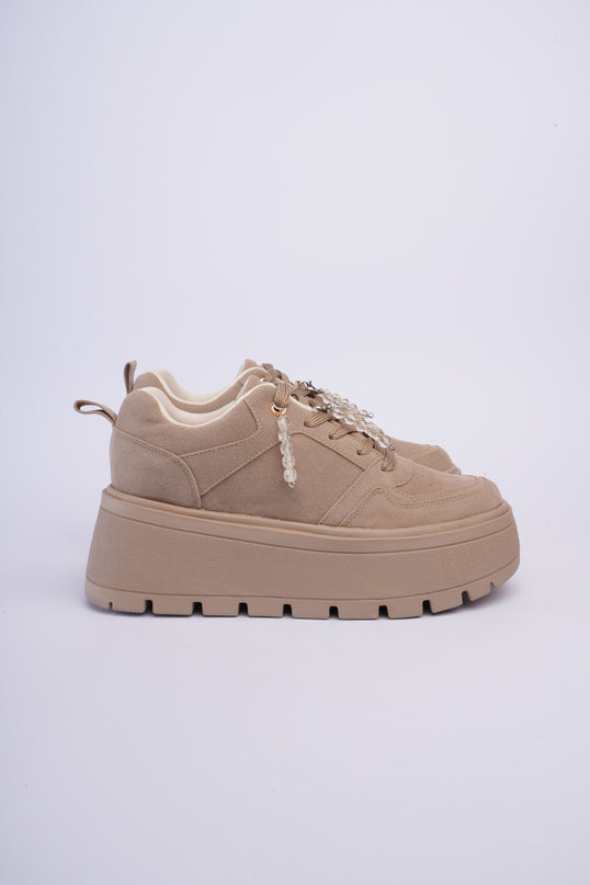 Tenis taupe con plataforma y accesorios