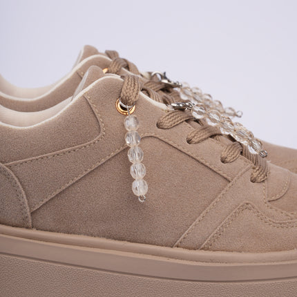 Tenis taupe con plataforma y accesorios