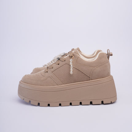 Tenis taupe con plataforma y accesorios