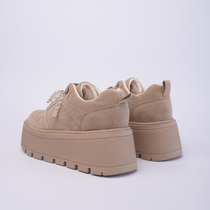 Tenis taupe con plataforma y accesorios