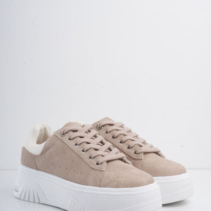 Tenis taupe con suela blanca y plataforma