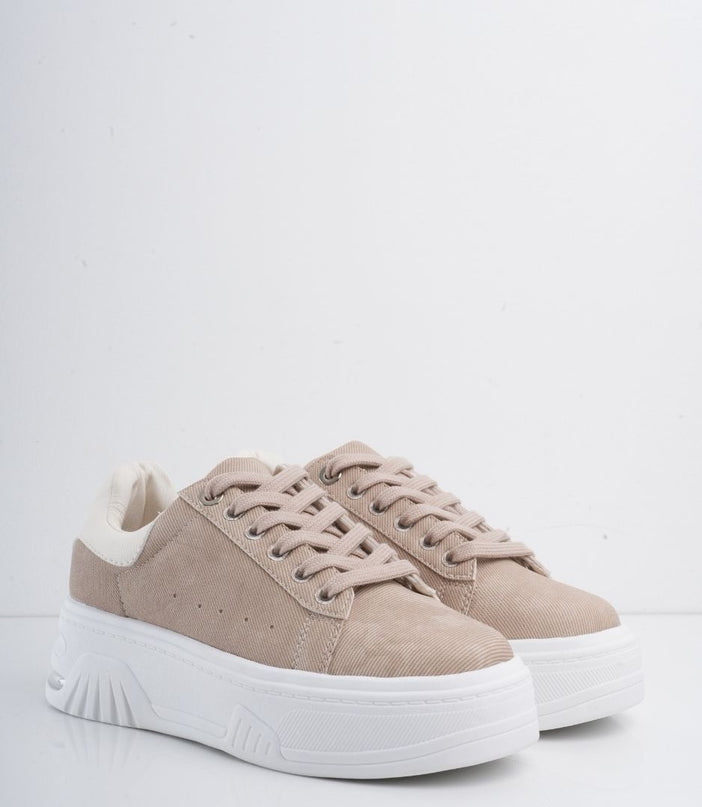 Tenis taupe con suela blanca y plataforma