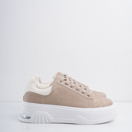 Tenis taupe con suela blanca y plataforma