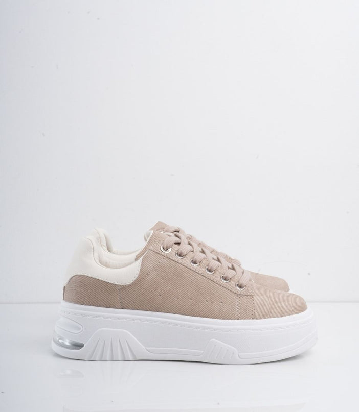 Tenis taupe con suela blanca y plataforma