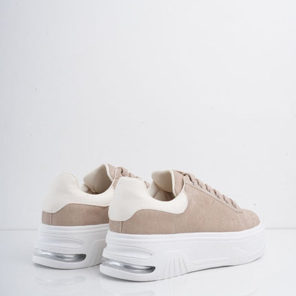Tenis taupe con suela blanca y plataforma