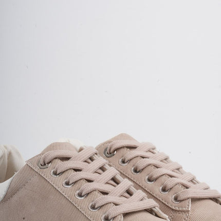 Tenis taupe con suela blanca y plataforma