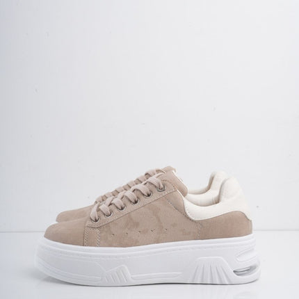 Tenis taupe con suela blanca y plataforma
