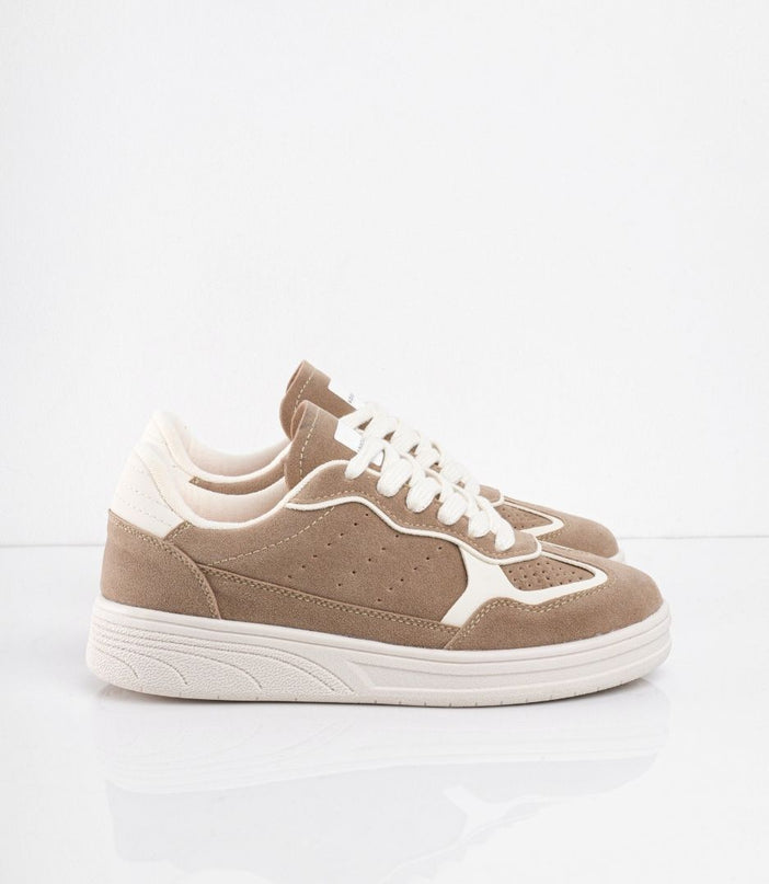 Tenis taupe en gamuza con blanco