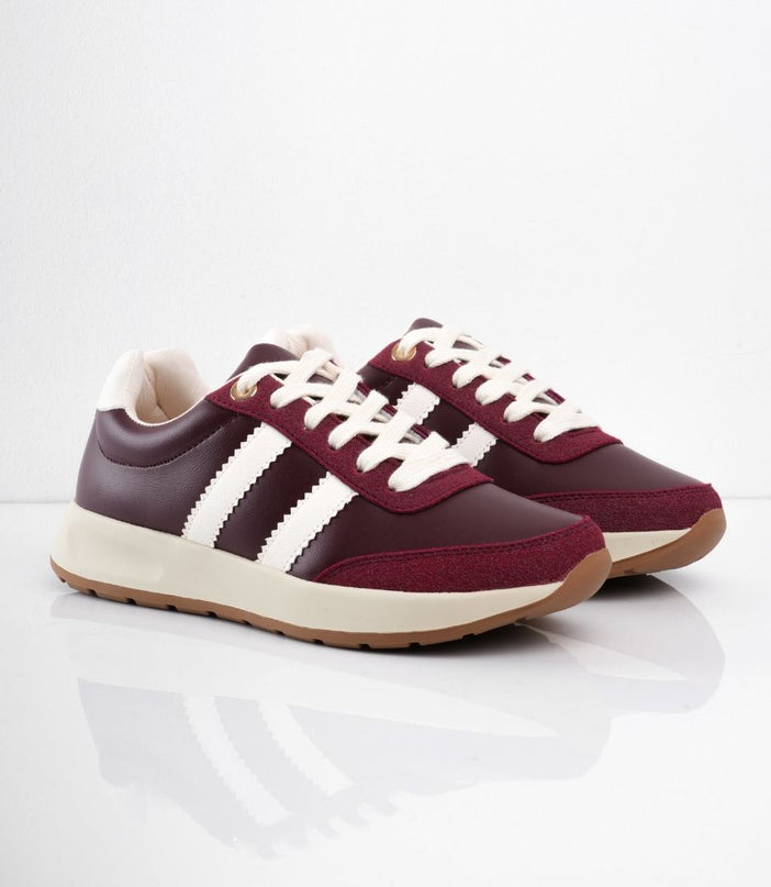 Tenis vinotinto con líneas blancas