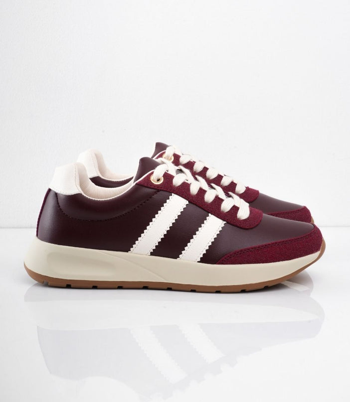 Tenis vinotinto con líneas blancas
