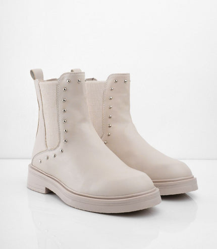 Botines beige clásicos con taches