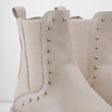 Botines beige clásicos con taches