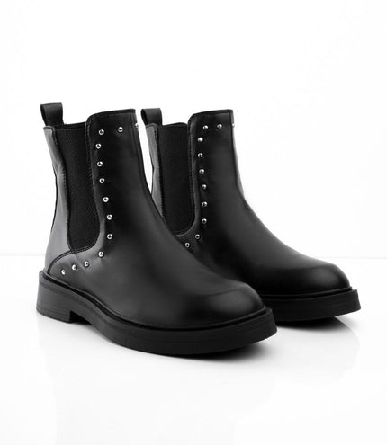 Botines negros clásicos con taches