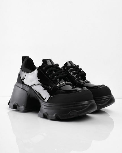 Zapatos negros de charol con cordones y aplique