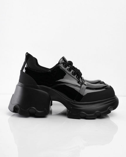 Zapatos negros de charol con cordones y aplique