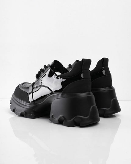 Zapatos negros de charol con cordones y aplique