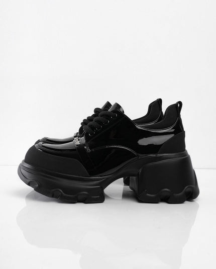 Zapatos negros de charol con cordones y aplique