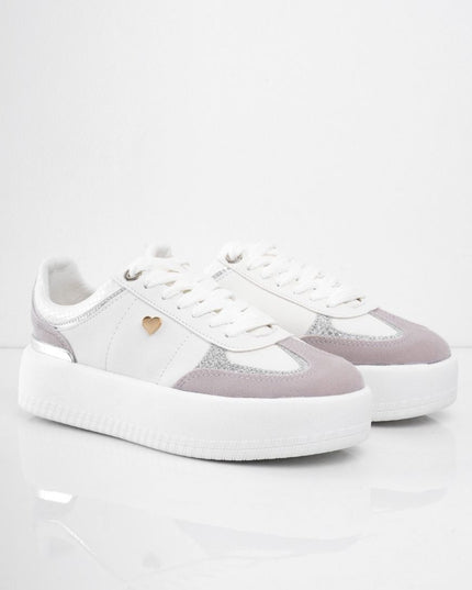 Tenis blancos clásicos con puntera en gamuza y plataforma