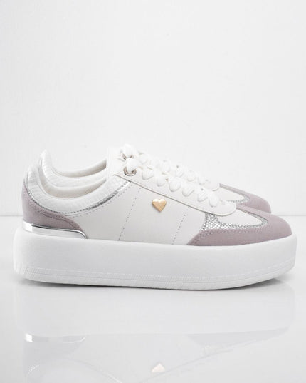 Tenis blancos clásicos con puntera en gamuza y plataforma