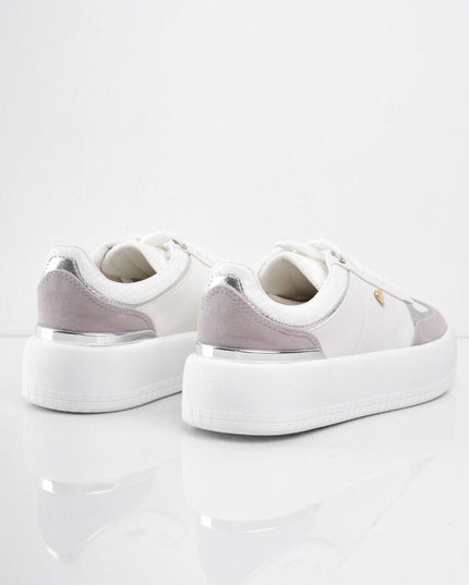 Tenis blancos clásicos con puntera en gamuza y plataforma