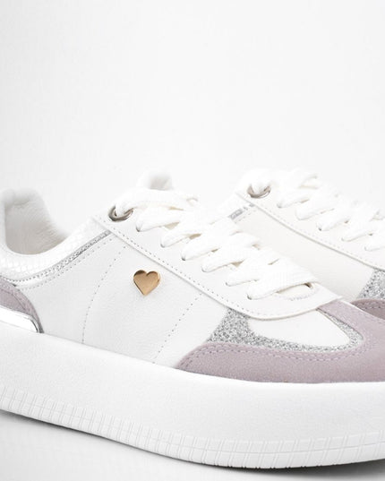 Tenis blancos clásicos con puntera en gamuza y plataforma