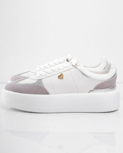 Tenis blancos clásicos con puntera en gamuza y plataforma