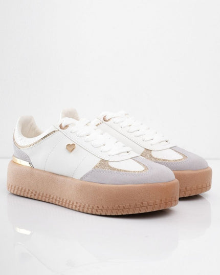 Tenis blancos clásicos con puntera en gamuza y plataforma café