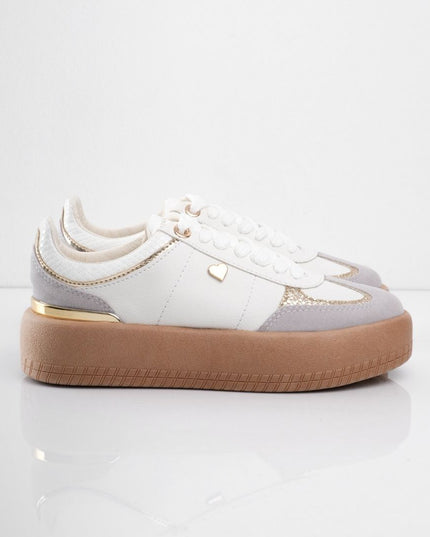 Tenis blancos clásicos con puntera en gamuza y plataforma café
