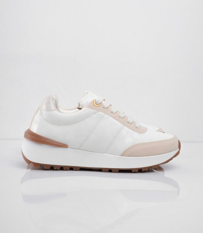 Tenis crema con detalle en el talón