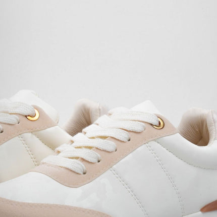Tenis crema con detalle en el talón