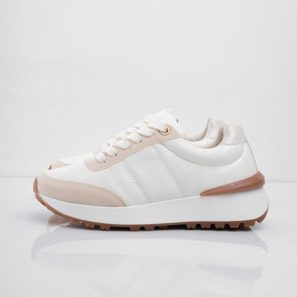 Tenis crema con detalle en el talón