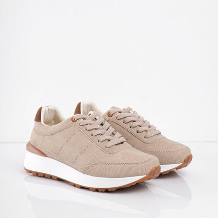 Tenis beige con detalle en el talón