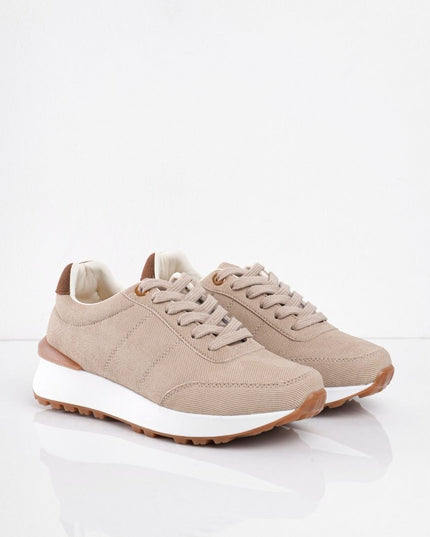 Tenis beige con detalle en el talón